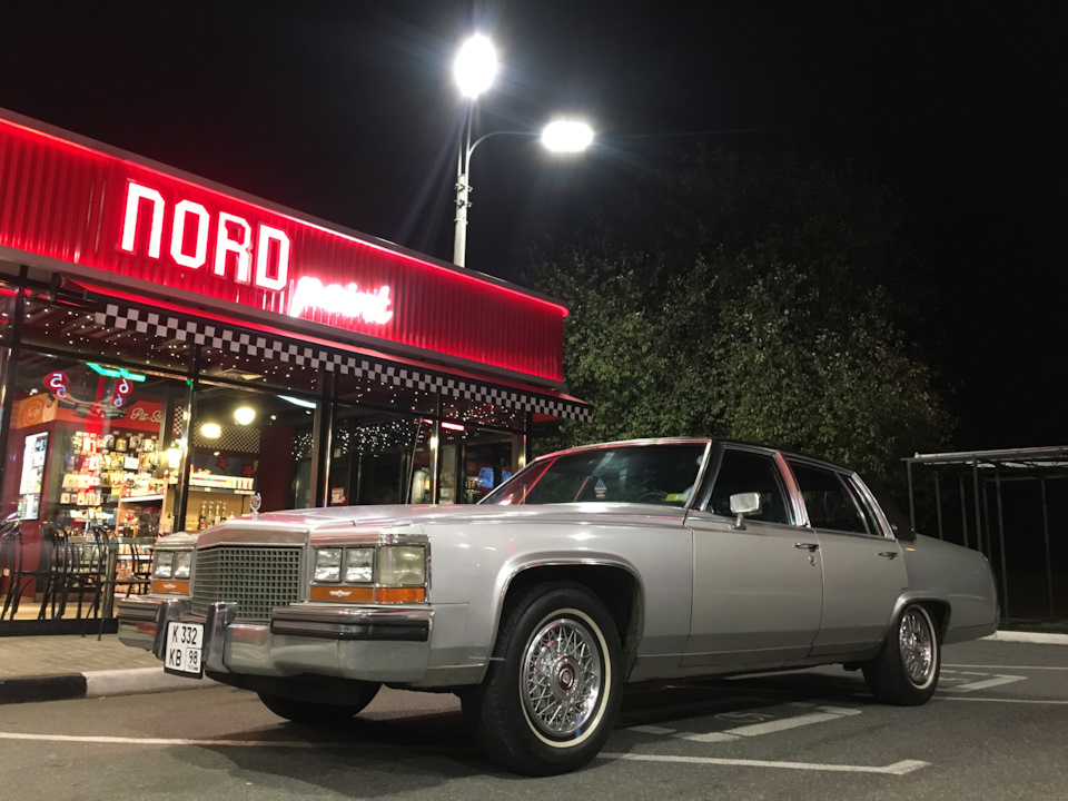 Небольшой Фотосет на заправке — Cadillac Brougham, 5 л, 1987 года