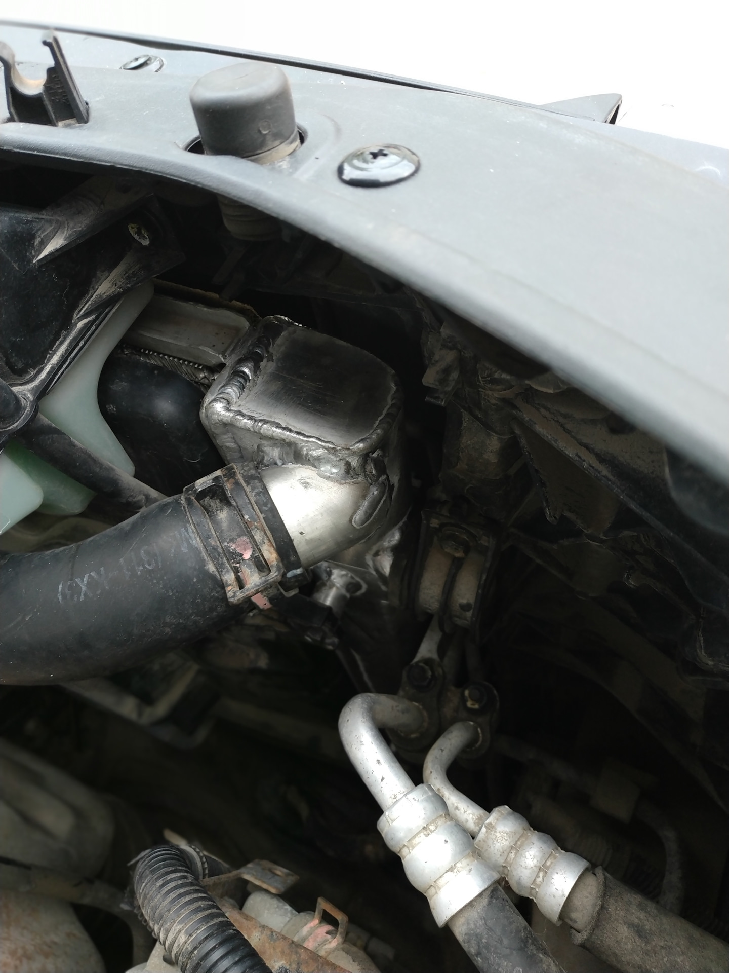 Потек правый бачок радиатора — KIA Sportage (2G), 2 л, 2009 года ...