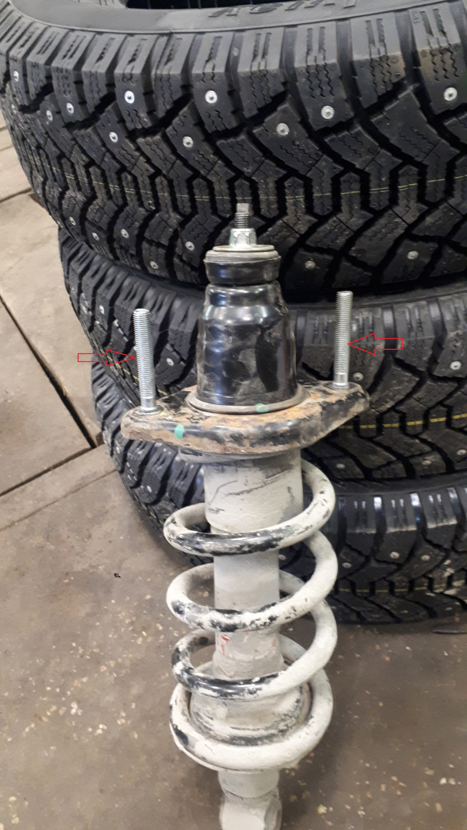 14. Tył: odkręć dolne mocowanie amortyzatora; powoli opuść wahacz, zachowując bezpieczeństwo. — Honda CR‑V III (RE)