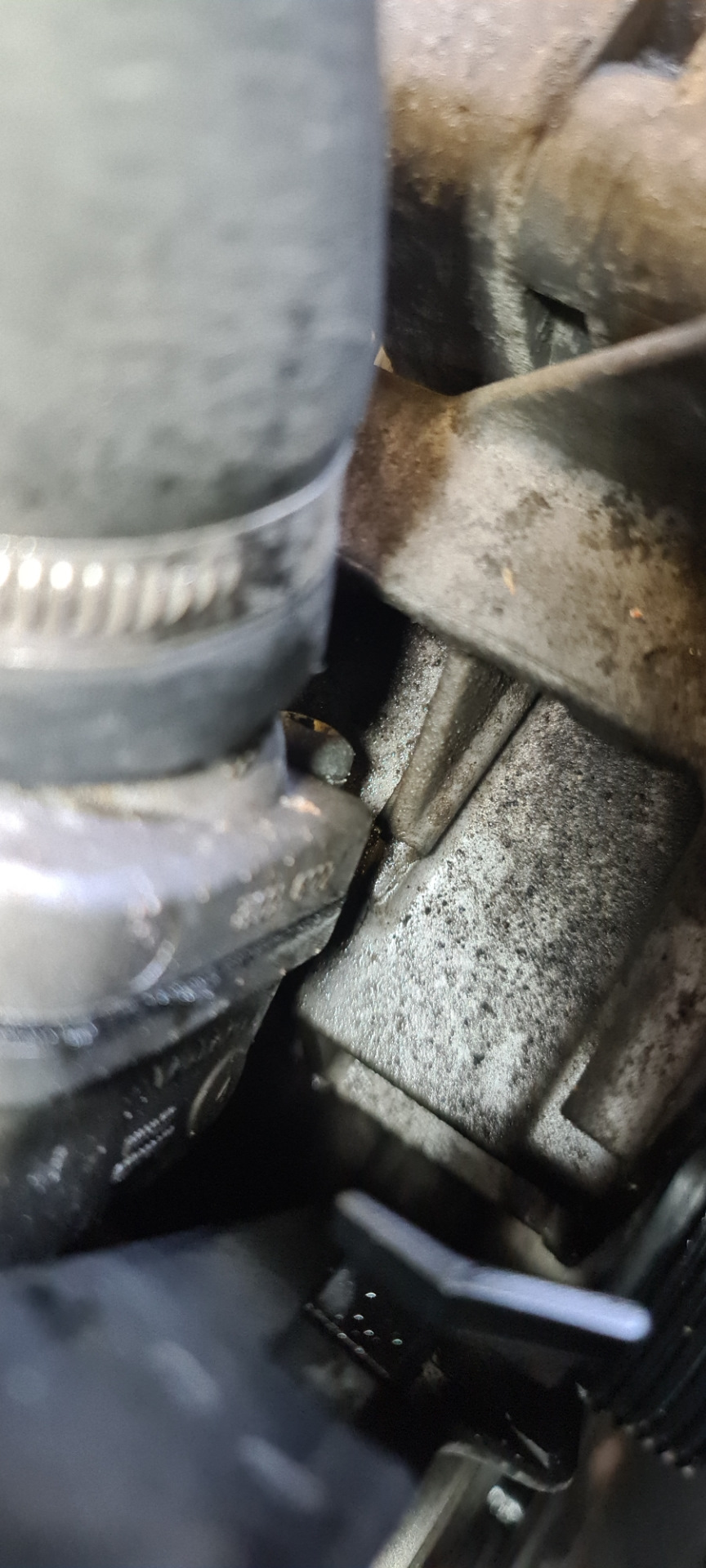 Течь антифриза из под термостата. — Volvo XC90 (1G), 2,4 л, 2005 года ...