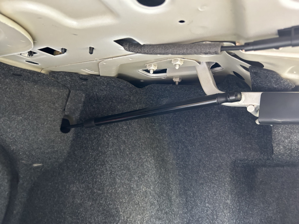 Газовый упор крышки багажника — Volkswagen Jetta VI, 1,6 л, 2015 года ...