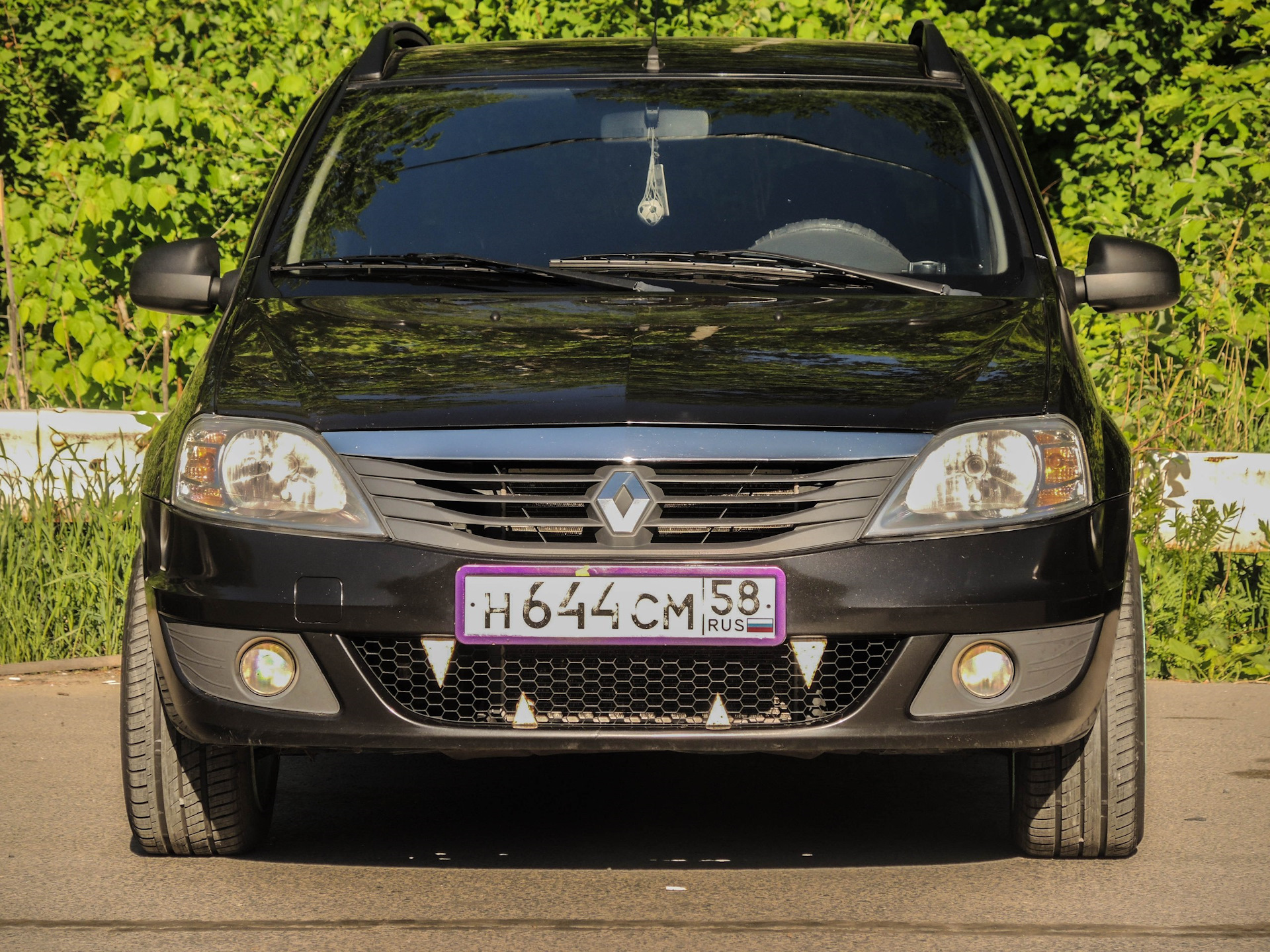 Рено логан 1 выпуска. Renault Logan i 1.6 105 2007. Рено Логан 1 Прайд 54 регион. Renault Logan 1g stock. Широкие рамки на Рено Логан 1.