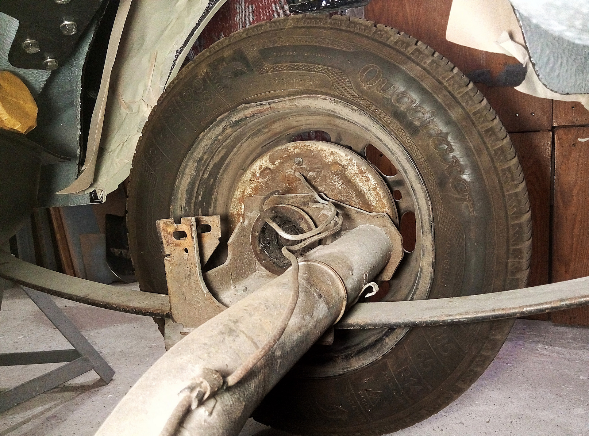 Задняя подвеска гольф 4 схема. Размеры задней балки москвич 2141. Схема зависимой пружинной задней подвески. Задняя ходовая фольксваген гольф 3. Audi 80 b4 задняя подвеска.