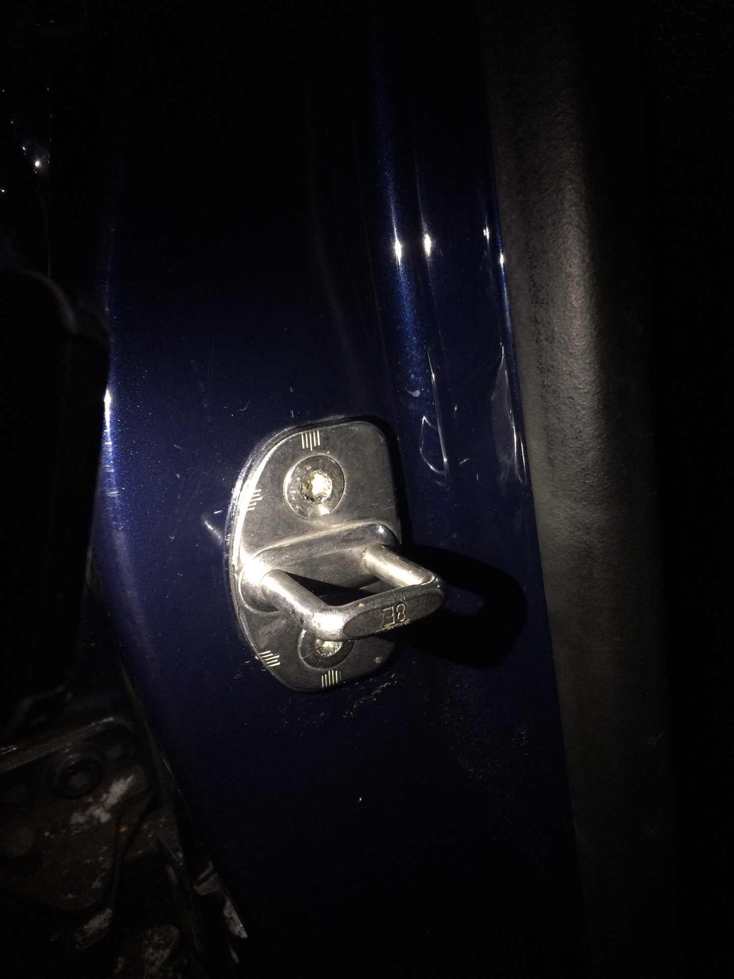 Болт клапанной крышки и болты для петли — Audi A4 (B7), 2 л, 2005 года ...