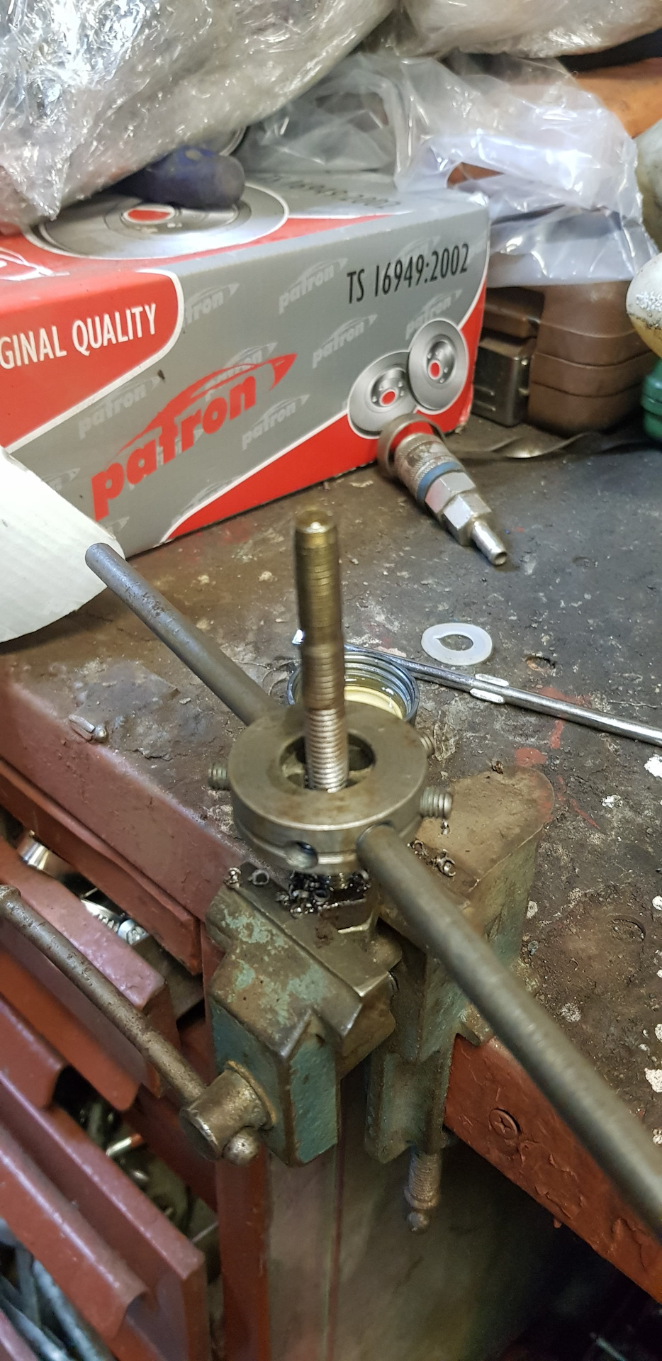 Отрыгнула резьба болта ролика грм — Volkswagen Golf Mk4, 1,4 л, 2001 ...