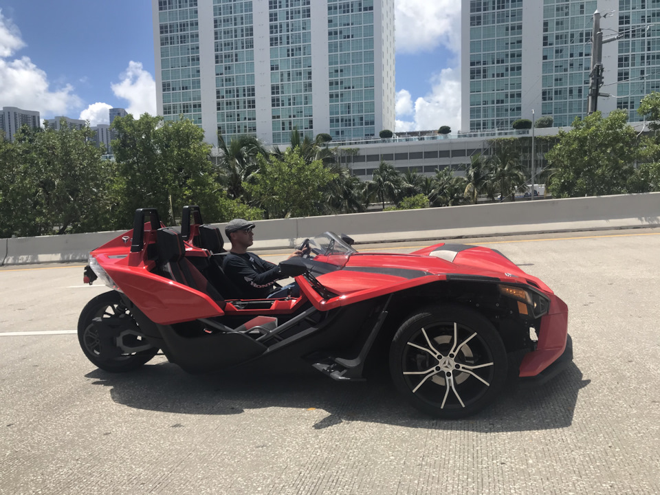 Slingshot машина 3 колеса
