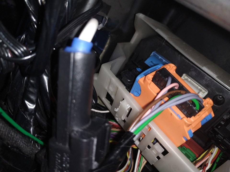 Сломанные крепления разъёмов. — Peugeot Partner Tepee