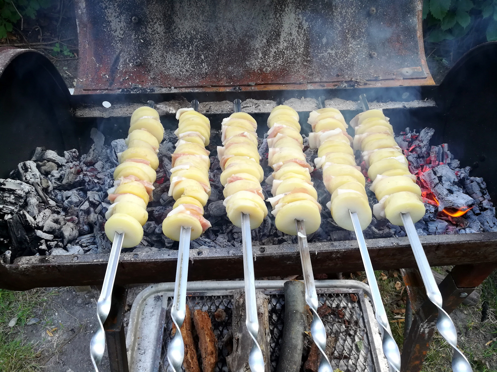 Картошка на углях на шампурах