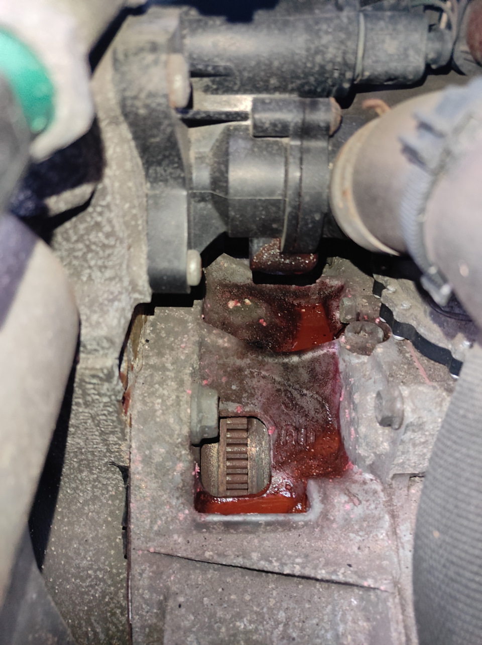 Течёт антифриз из под крышки первого термостата, нужен совет ...