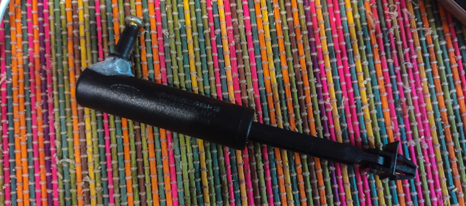 аморт крышки бардачка — Ford Mondeo III