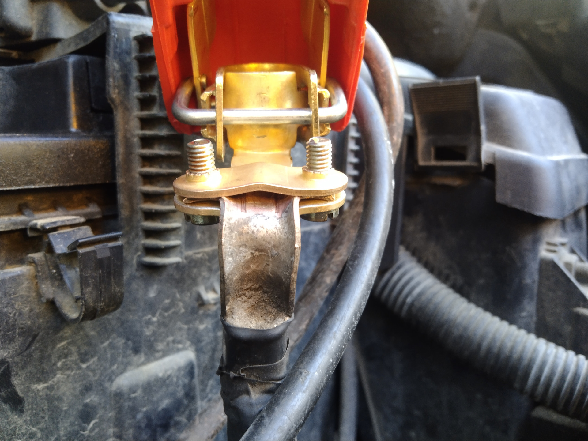 Плюсовая клемма аккумулятора C4 Picasso — Citroen C4 Picasso (1G), 1,6 ...