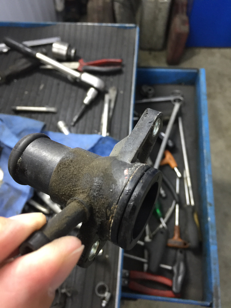 Замена штуцера системы охлаждения — Volkswagen Passat B6, 1,8 л, 2008 ...