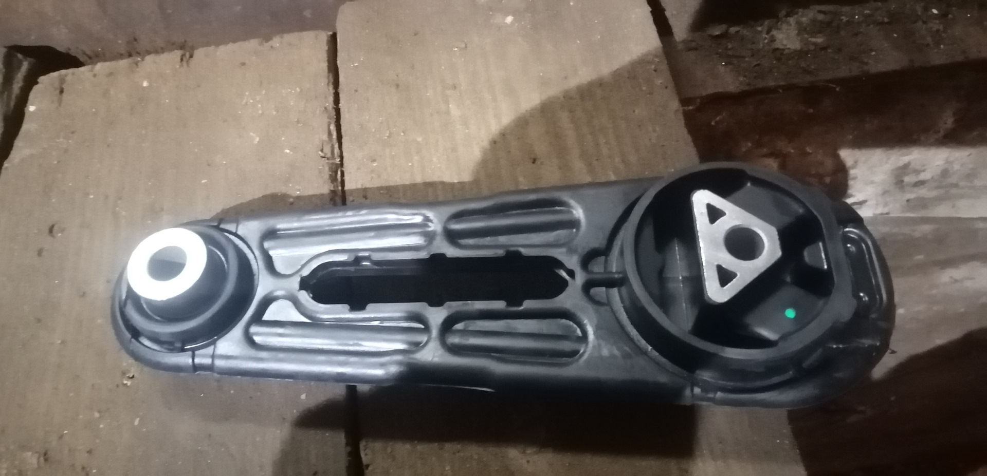 Нижняя опора двигателя — Nissan Almera II (N16), 2,2 л, 2003 года ...