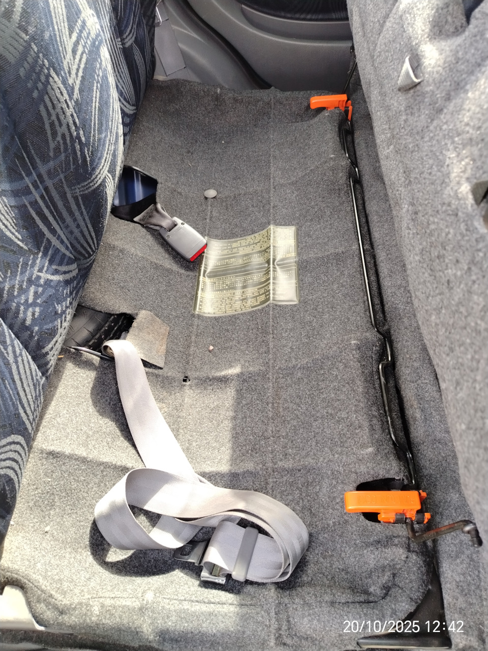 Если надо больше места в багажнике. Всё делается легко. Оранжевое, это защёлки сидения. Удобно. Раз. — Daihatsu Yrv