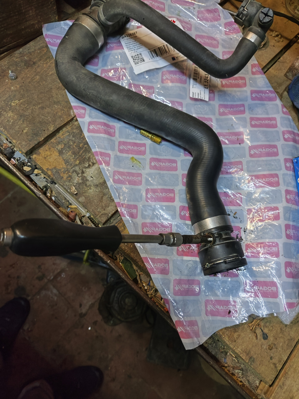 пережать верхний патрубок радиатора