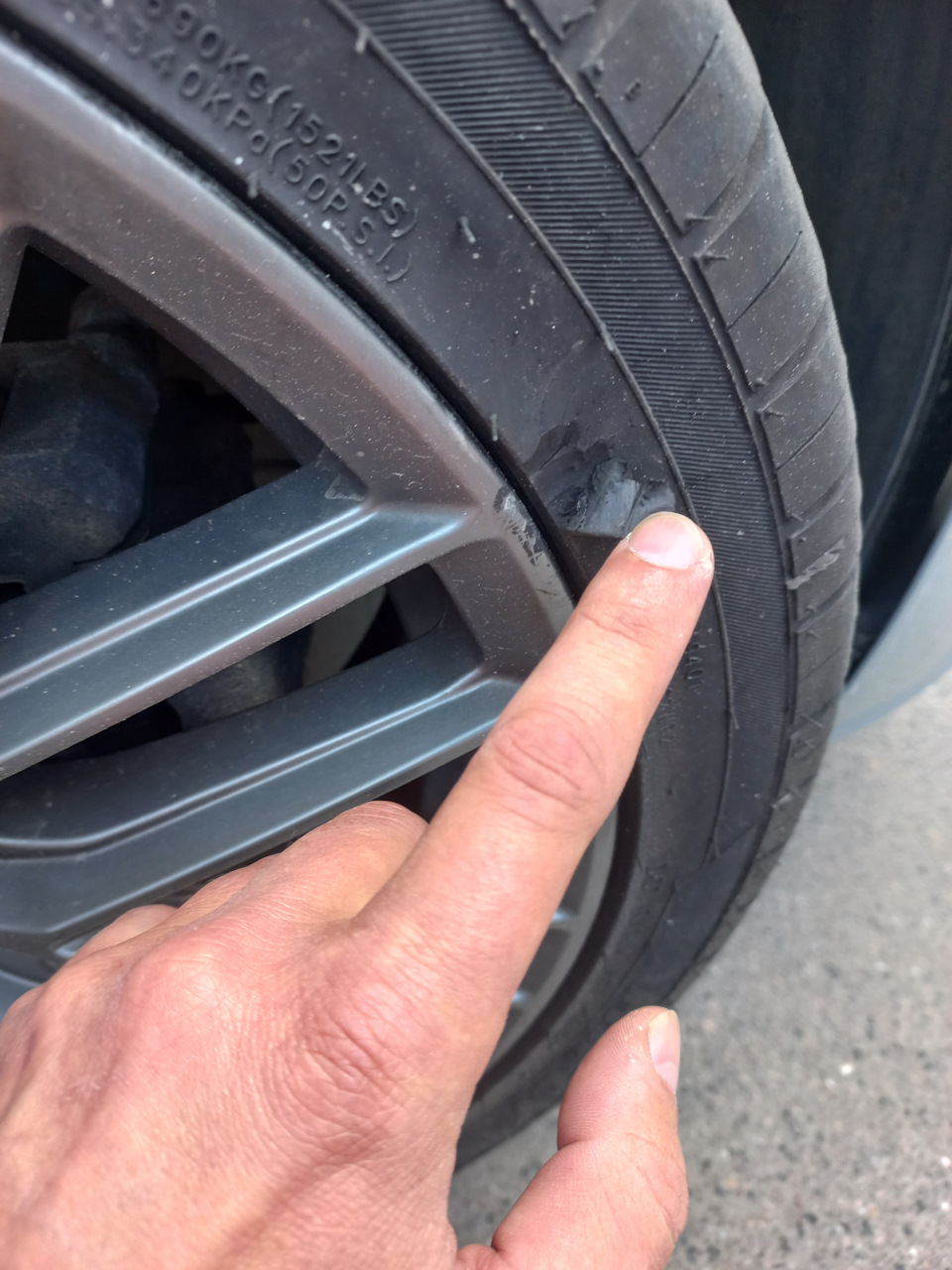 повредил об срезаный асфальт во дворе — Hyundai Elantra (7G)