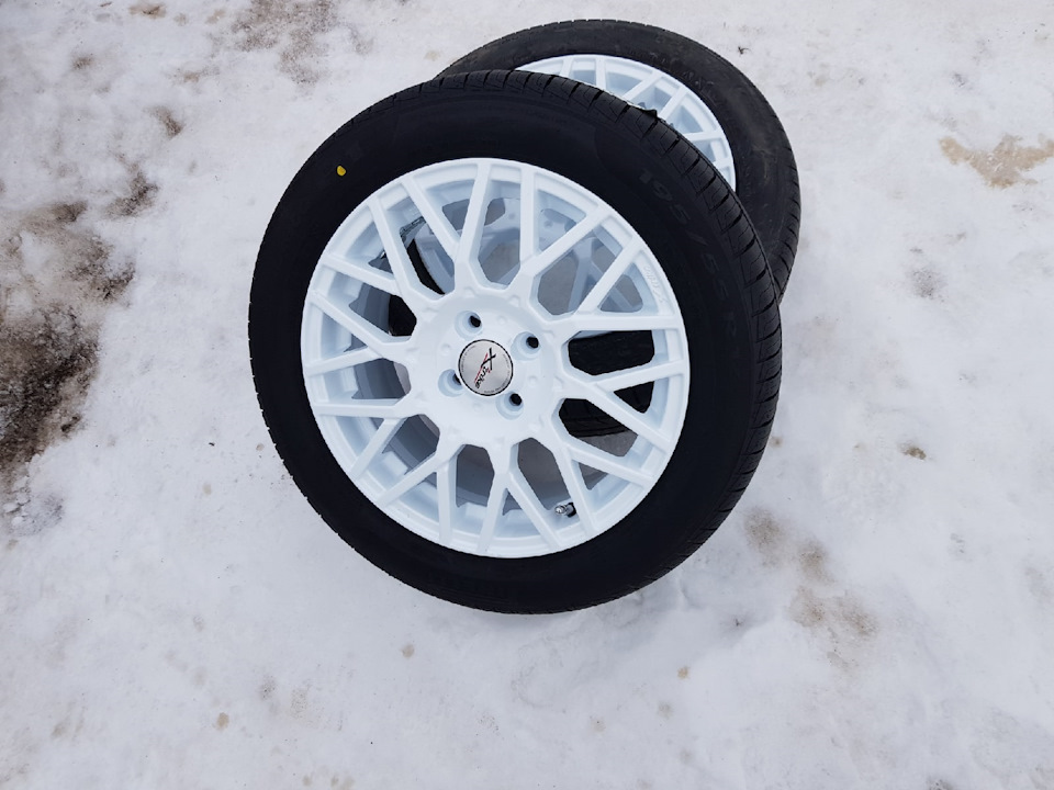какую резину ставят на солярис с завода 2019. dsAAAgBOjeA 960. какую резину ставят на солярис с завода 2019 фото. какую резину ставят на солярис с завода 2019-dsAAAgBOjeA 960. картинка какую резину ставят на солярис с завода 2019. картинка dsAAAgBOjeA 960. Так как из салона я уехал на подаренной зимней резине, летнюю штатную резину опробовать я не успел, сразу отвез ее в гараж. Где то в начале февраля мне пришла в голову мысль посмотреть что же все таки за резина будет у меня летом. Еще до поездки в гараж решил почитать про штатки соликов в интернетах, вывод оказался таким: на солярисы и рио с салона ставились 2 резины, кумхо — сверх крутая резина, делающая машину на класс…нет, на целых 2 класса выше, и нексен, отбирающая возможность управлять машиной, особенно в дождь, делая невозможным общаться на ходу с пассажирами из за ее высокой шумности и передающая каждую кочку в пятую точку без малейшего смягчения. Помня свой прокаченный скилл удачи (классе в 7 выиграл будильник в школьной лотерее, главный приз между прочим!) еду в гараж с мыслями покупать ли отдельный комплект штампов для своих кумх, открываю дверь, бегу к дальней стене, а там…