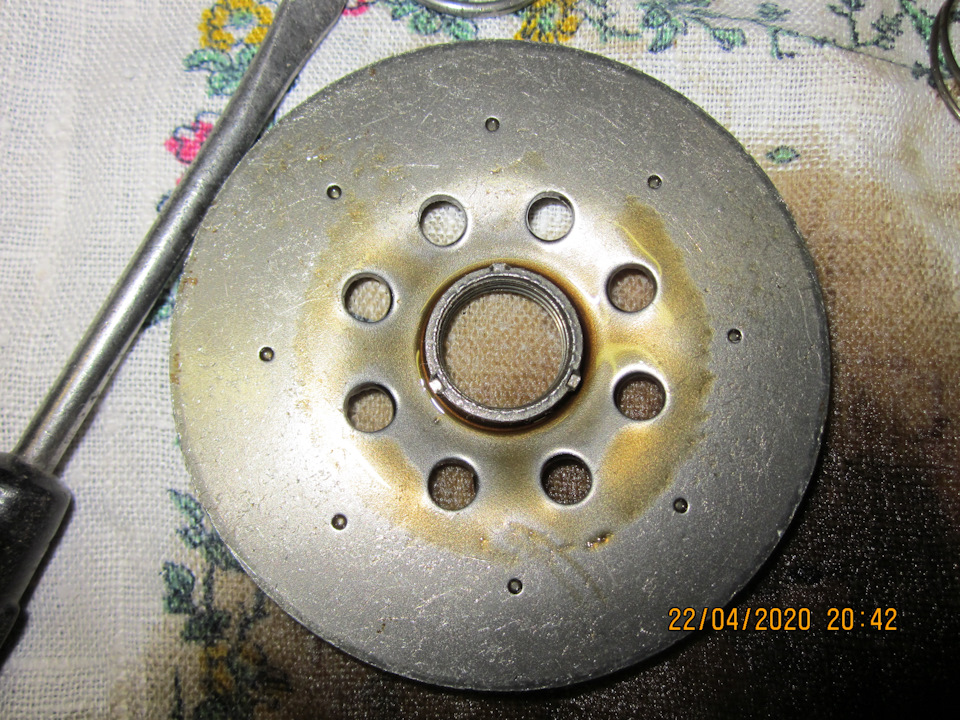 Поверхность, к которой прижимается уплотнение, достаточно ровная, без критичных изъянов — Lada Vesta SW (1G). Запчасти на фото: 22042020