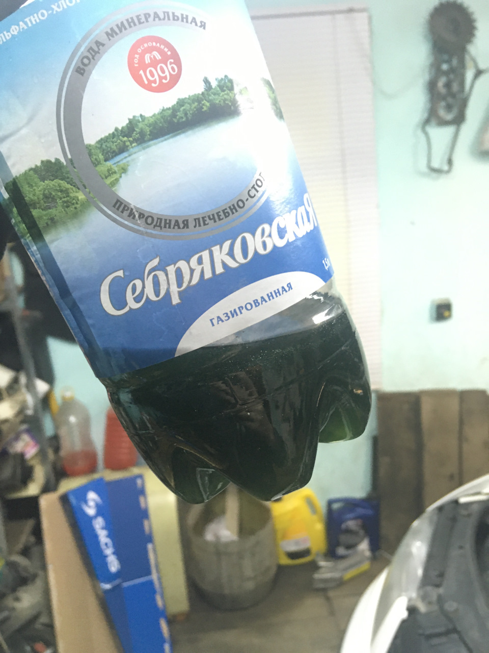 Вот такая тормозная жидкость сливалась — Volkswagen Passat B5