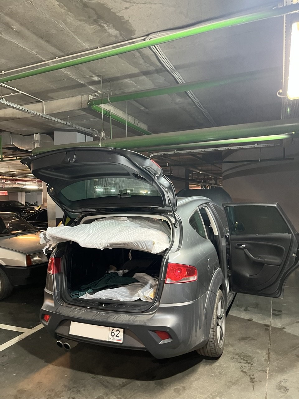 путём нехитрых манипуляций старый потолок влез во фрит, но оригинальный мы всё же везли на крыше, дабы нигде не погнуть — SEAT Leon FR (Mk2)