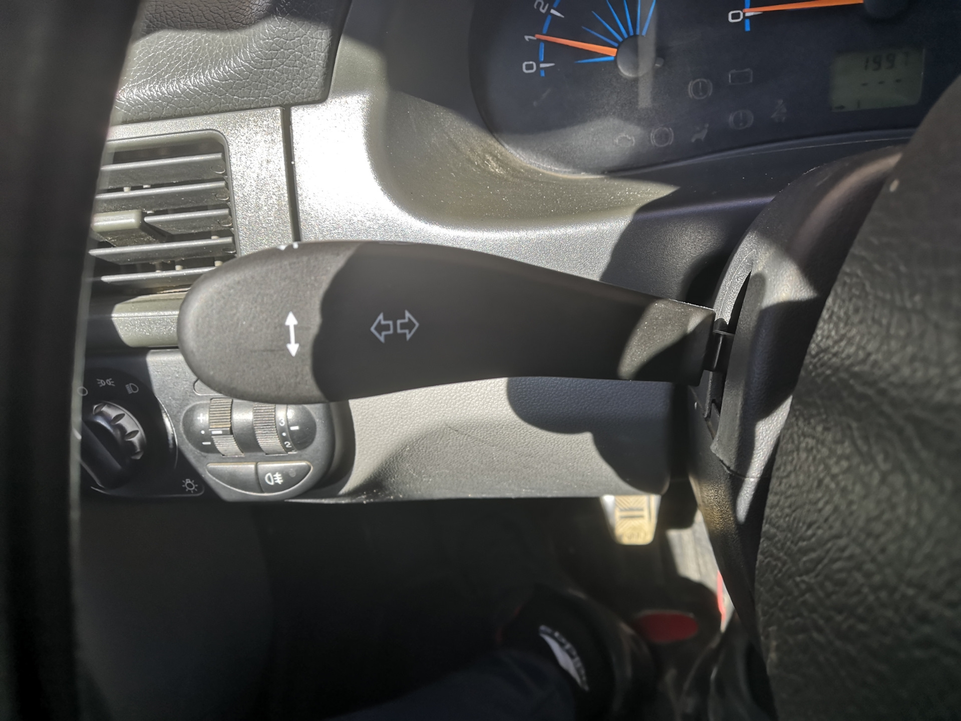 Замена выключателя поворотника(Россия) — Lada Приора седан, 1,6 л, 2008 ...