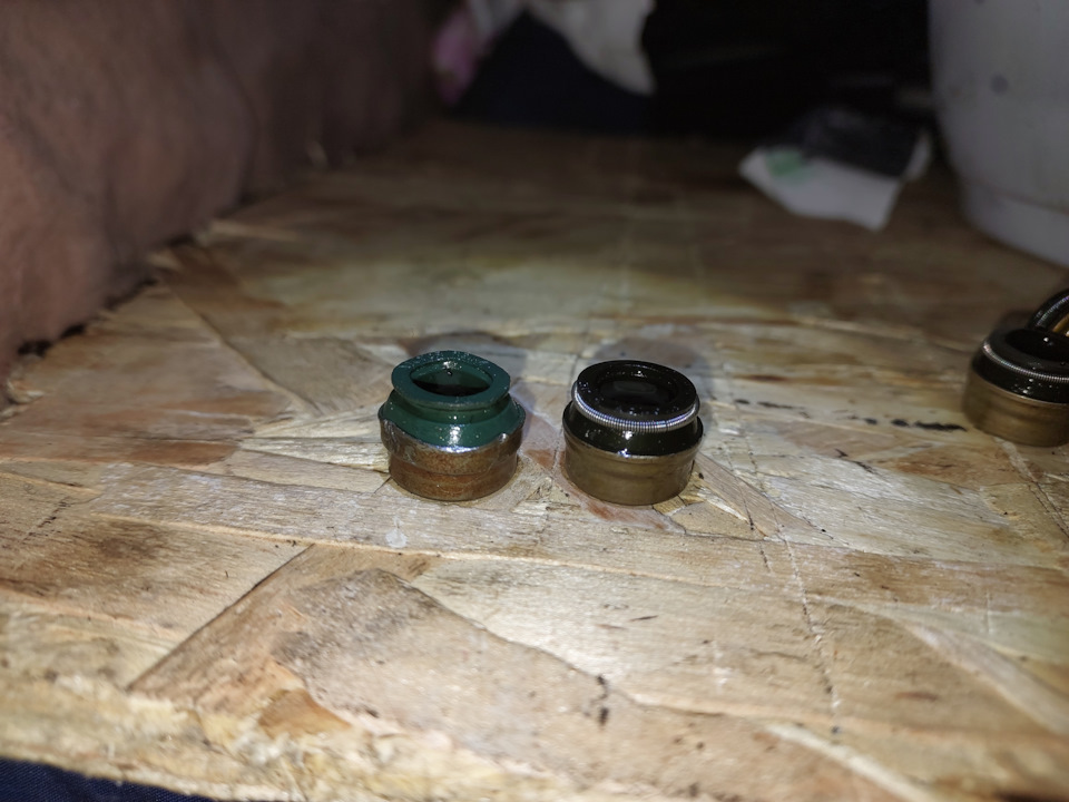 Вот, чтл я извлёк. Светлый еле содрал с направляйки и он еще эластичный, а тёмный как пластмасска и болтается на клапане. — УАЗ Patriot