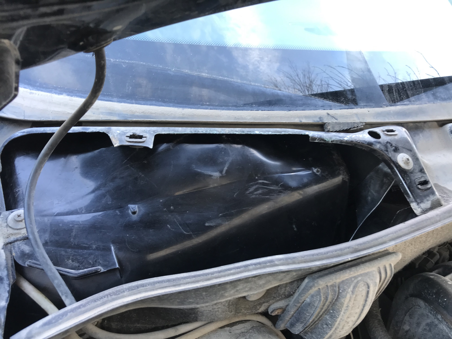 Замена салонного фильтра - Lada Гранта Лифтбек (2-е поколение), 1,6 л, 2020 года