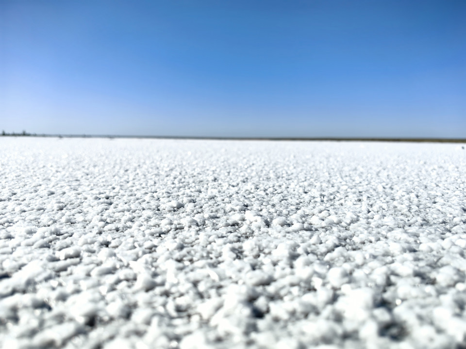 Вот так выглядит поверхность озера, когда соленая вода — рапа — высыхает и соль кристаллизуется на поверхности — Mitsubishi Pajero Sport (2G)