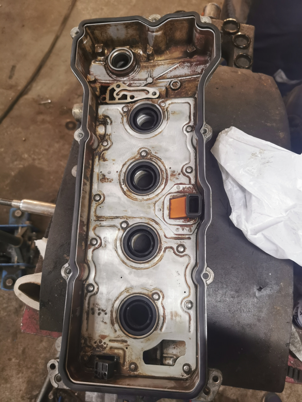 Замена прокладки клапанной крышки и колечка ДПКВ — Nissan Almera ...