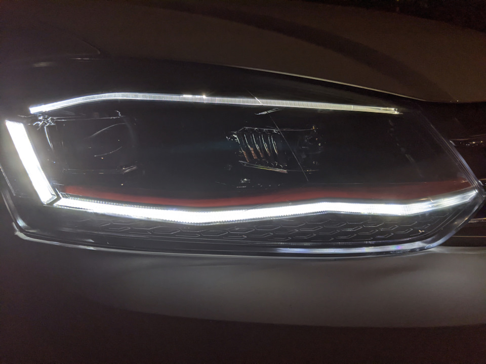 разница с дхо в том, что в режиме габаритных огней нижняя полоска тускнеет — Volkswagen Polo Sedan