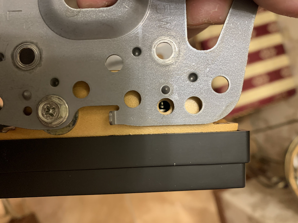 Немного допиливаем по месту, рассверливаем одно посадочное отверстие — Toyota Yaris (p2)