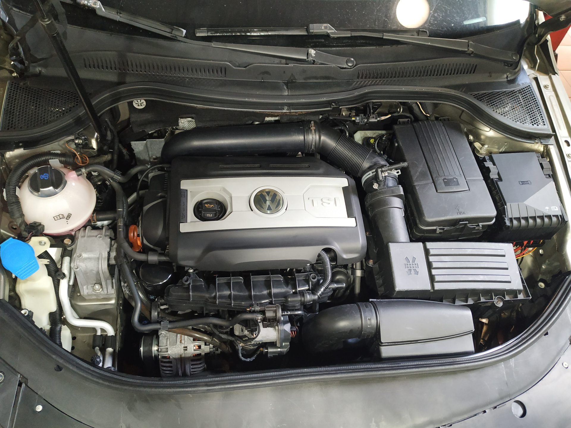 1.8 tsi. Мотор TSI 1.8. Двигатель VW Passat cc 1.8 TSI. Двигатель CDAB 1.8 TSI. Подкапотка Passat cc 1.8.