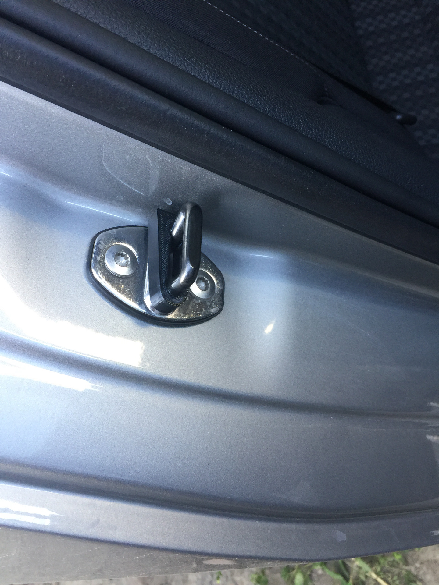 Накладки на двери на поло. Volkswagen Polo sedan Pure White накладка замка багажника. Петли дверей поло седан 2014. Фольксваген поло седан 2013г механизм открывания задней двери. Демпфер на двери Фольксваген поло.