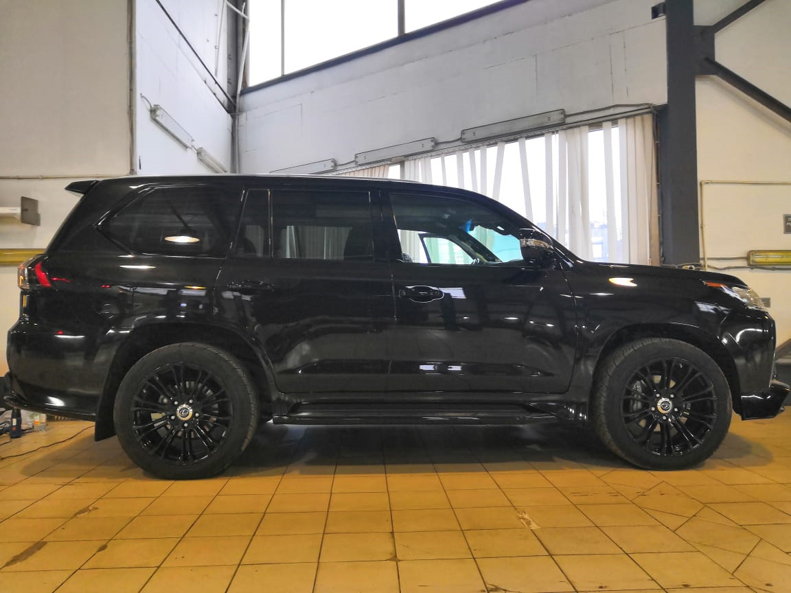 Lexus LX 570 Black Vision