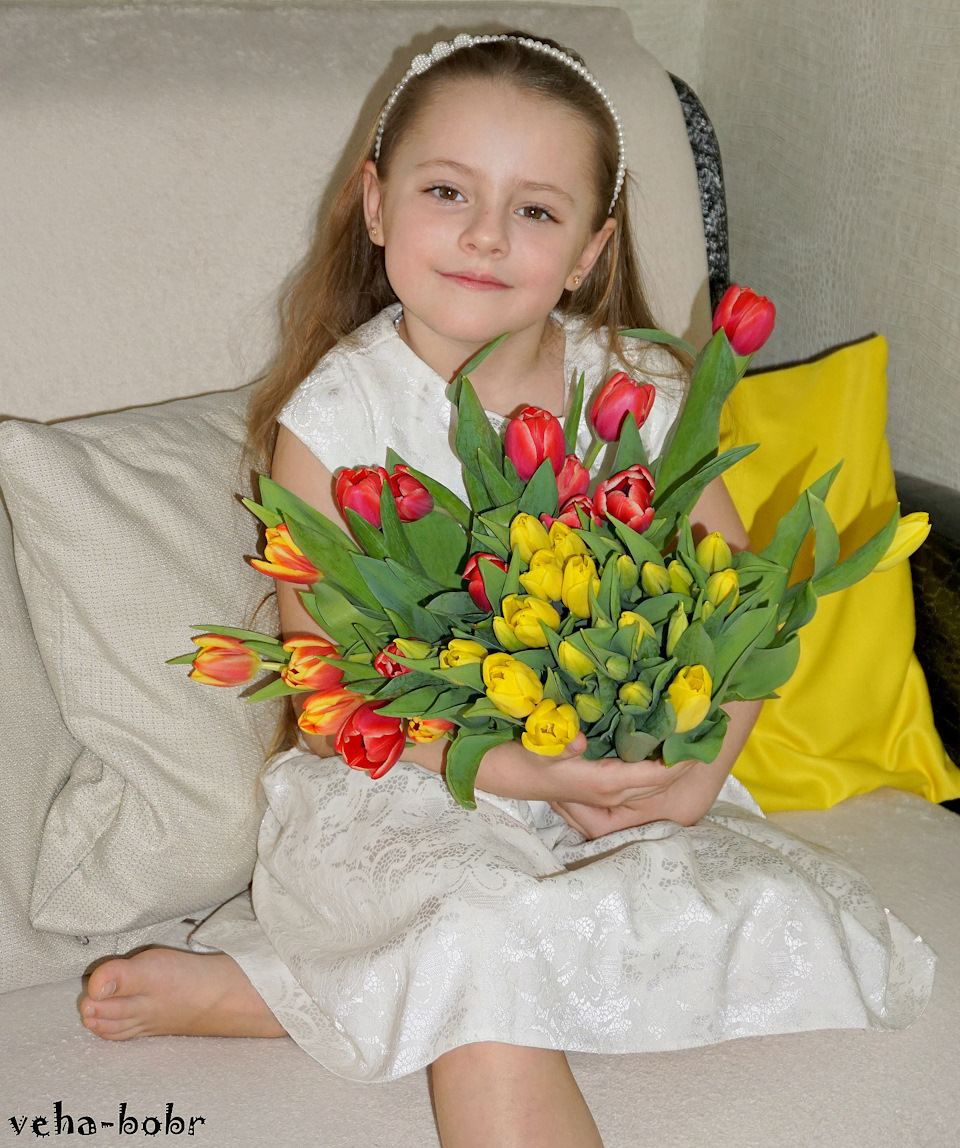 девочка с цветами своими руками. венок из полевых цветов. красивый венок на голову. девочка с цветами своими руками. венки на голову.