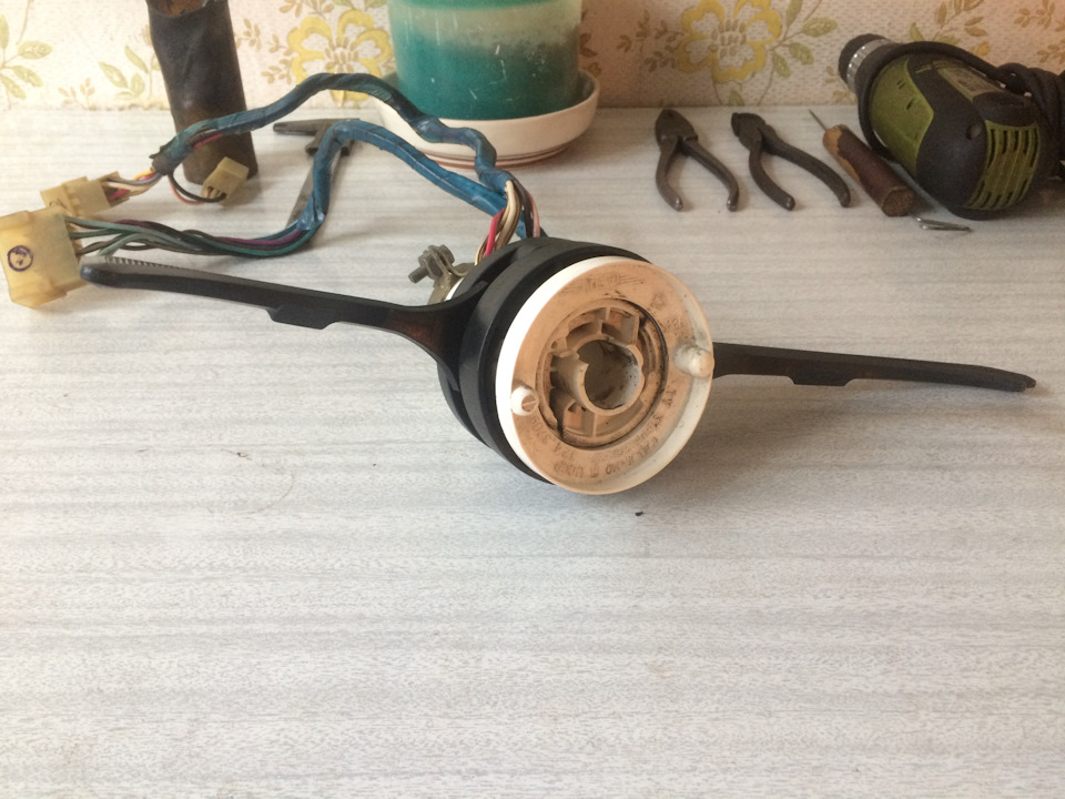 Разборка и ремонт трехрычажного подрулевого переключателя. — Москвич ...