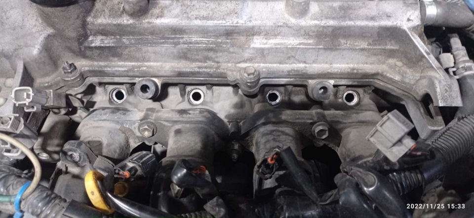 чистим места для форсов с помощью компрессора. Чтобы не летело в двигатель. Прижим резинок должен быть хорошим. — Toyota Funcargo