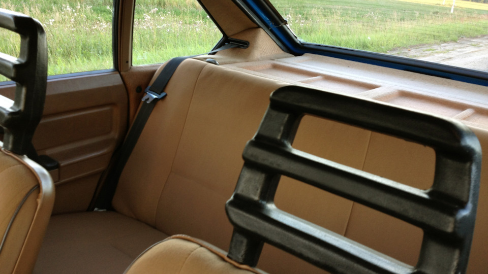 Салон Югославский велюр.и ремни безопасности задние с горизонтальным выходом катушки и отсутствующий подогрев сзади — Москвич 2141