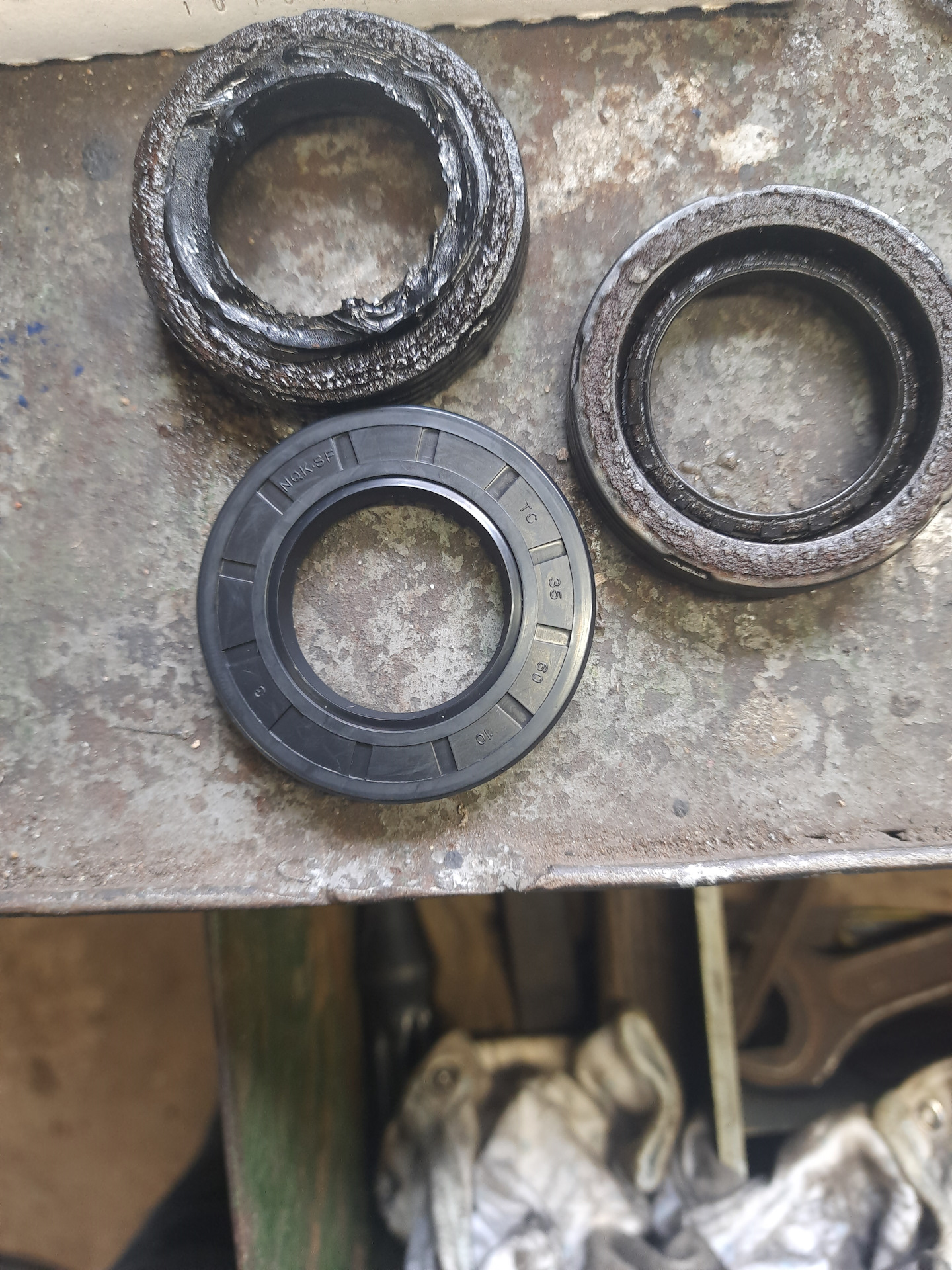 Сальники клапанной крышки под форсунки. Брызговики на универсал. Узкие ...