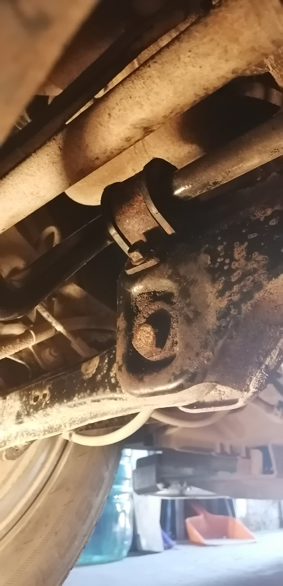 Замена задних втулок стабилизатора — Mitsubishi Outlander (3G), 2 л ...