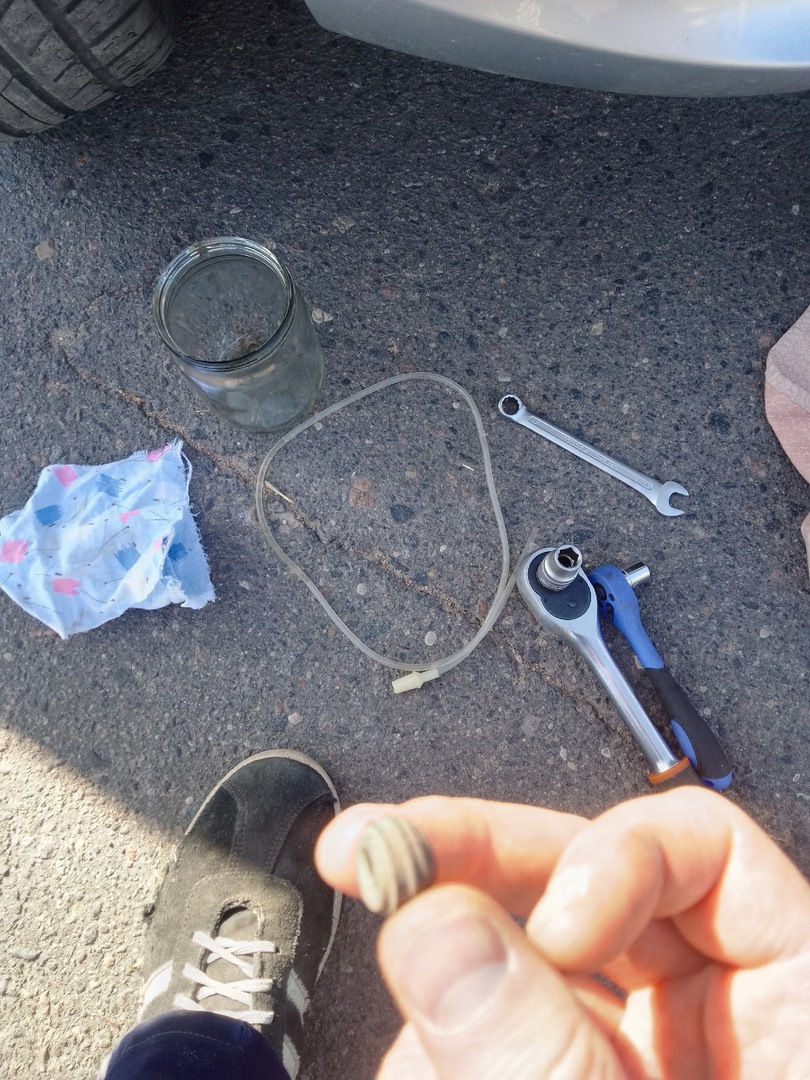 Замена тормозной жидкости в гидроприводе тормозов и сцепления на поло ...