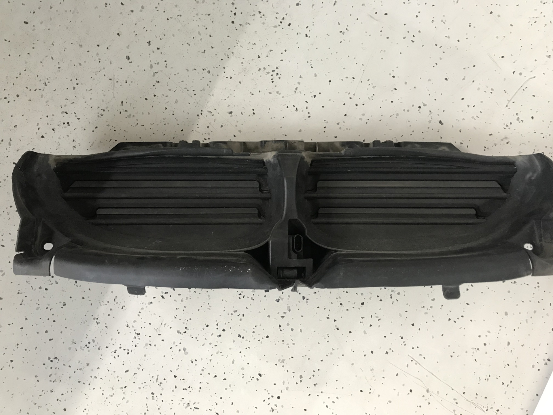Жалюзи радиатора BMW e60. Жалюзи радиатора БМВ е60. Накладка радиатора e30. Жалюзи радиатора БМВ 5 Series.