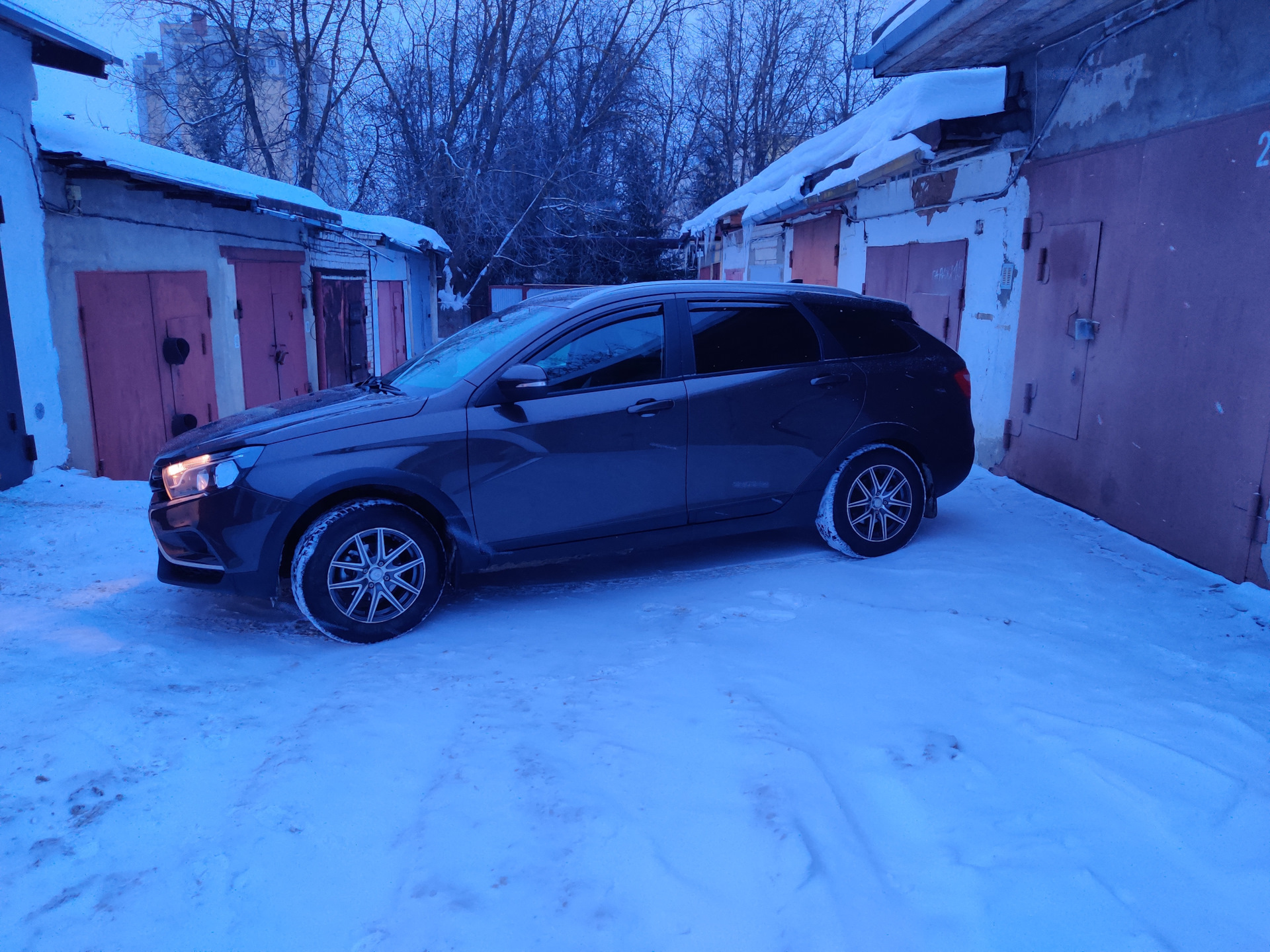 Колёса на 15 вместо штатных 17 — Lada Vesta SW Cross, 1,6 л, 2019 года |  эвакуация | DRIVE2