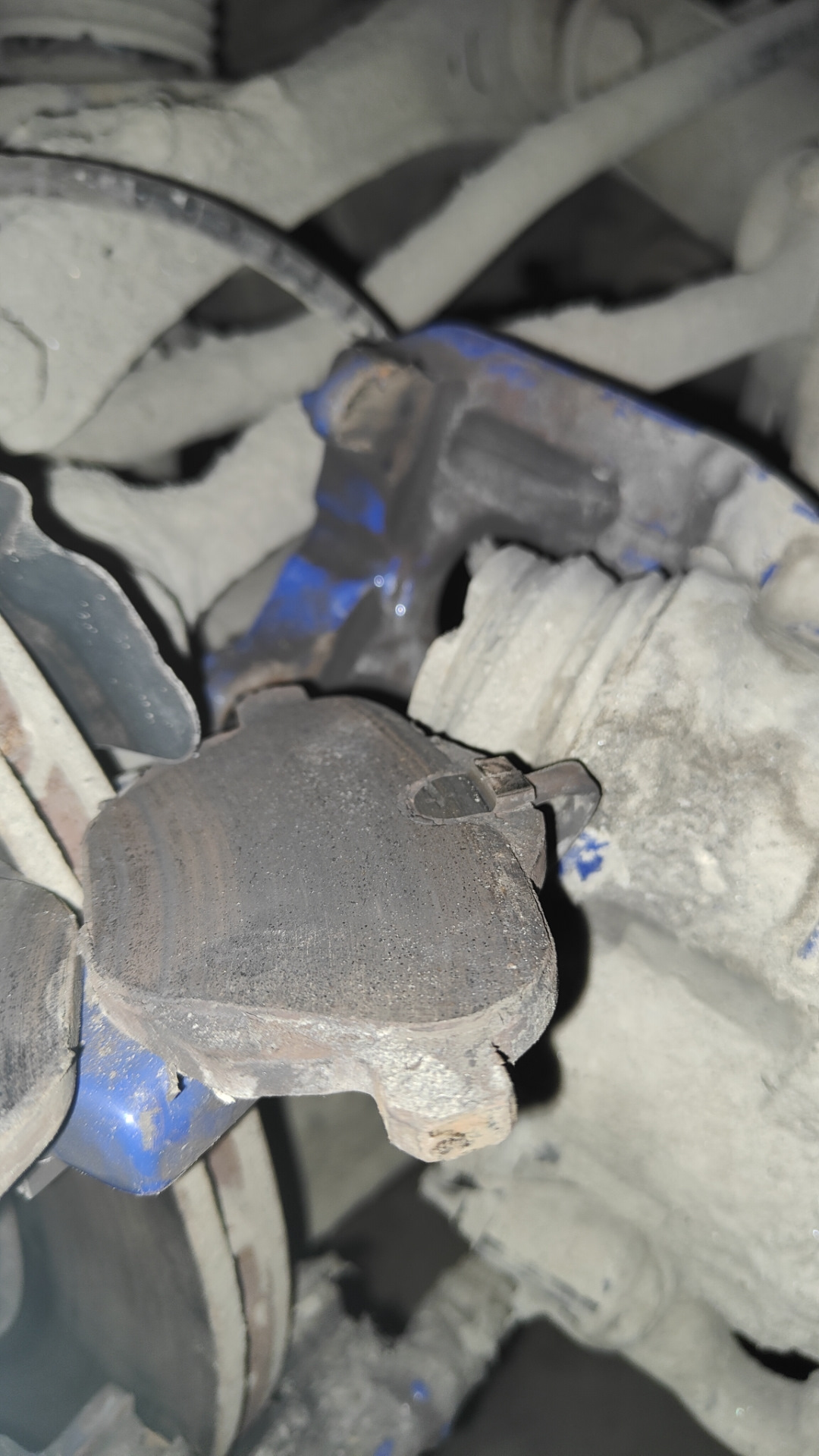 Замена задних колодок / замена тормозной жидкости / новые секретки ...