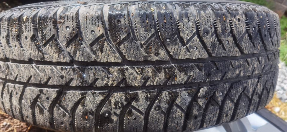 Шины зимние шипованные Bridgestone 235/65 R18, литые диски Nissan 7 ...