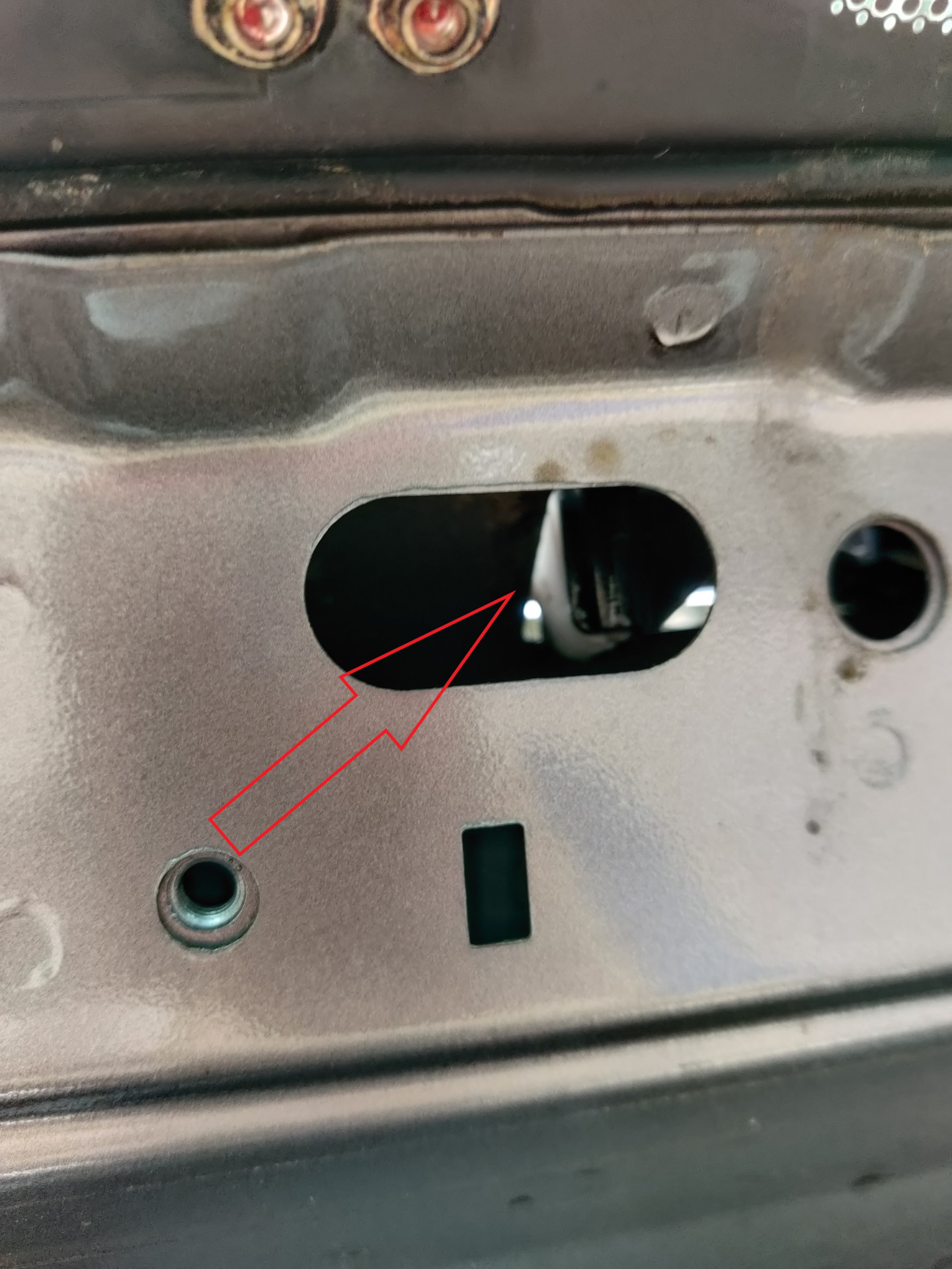 Скрытая установка регистратора. Замена лампы верхнего стоп-сигнала ...