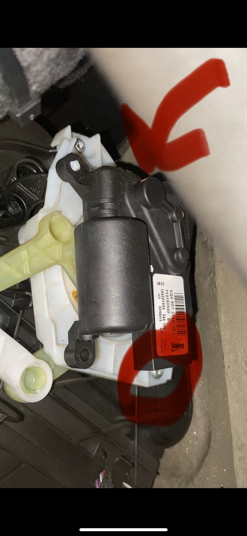 Фото в бортжурнале Audi A3 Sportback (8VA). Запчасти на фото: 5Q0907511