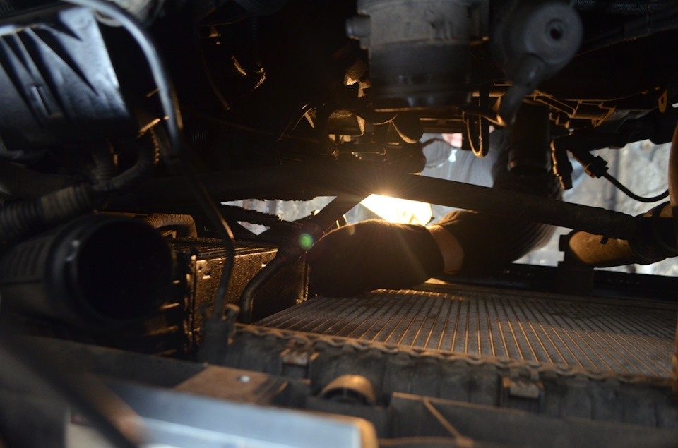 откручиваем трубки от радиатора кондиционера — Citroen C8