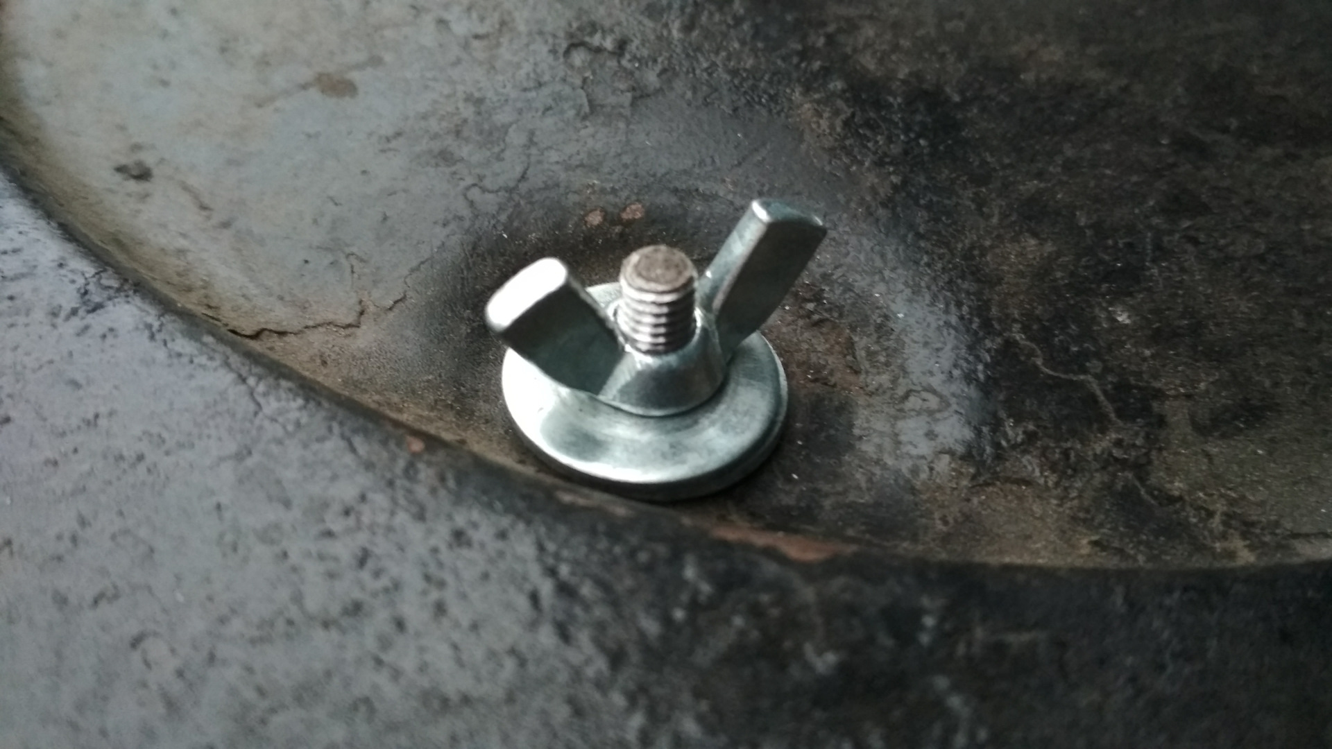 Приспособление для закручивания винтовых крышек на банки. Блок ваз 2114 труба помпы. Открытая банка консервов. Лайфхак подсолнечное масло. Что делать если крышки сорвало.