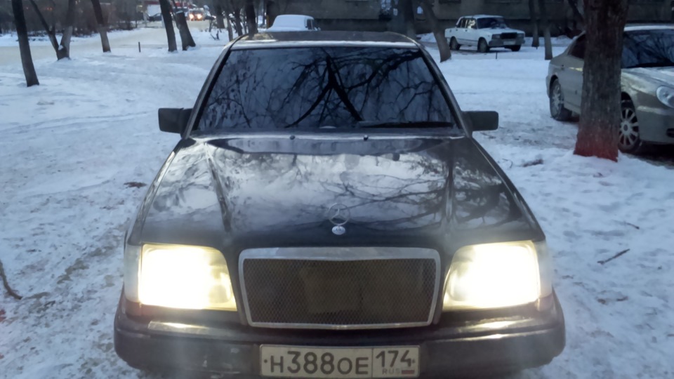 Mercedes-Benz E-Class DUNKELBLAU